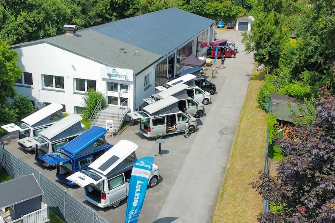 Betriebsgelände von Discarvery in Bochum mit Campingbussen und geöffneten Aufstelldächern