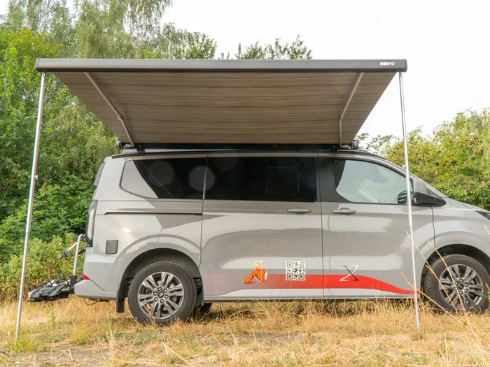 Fertig ausgebauter Camper von Discarvery mit Markise
